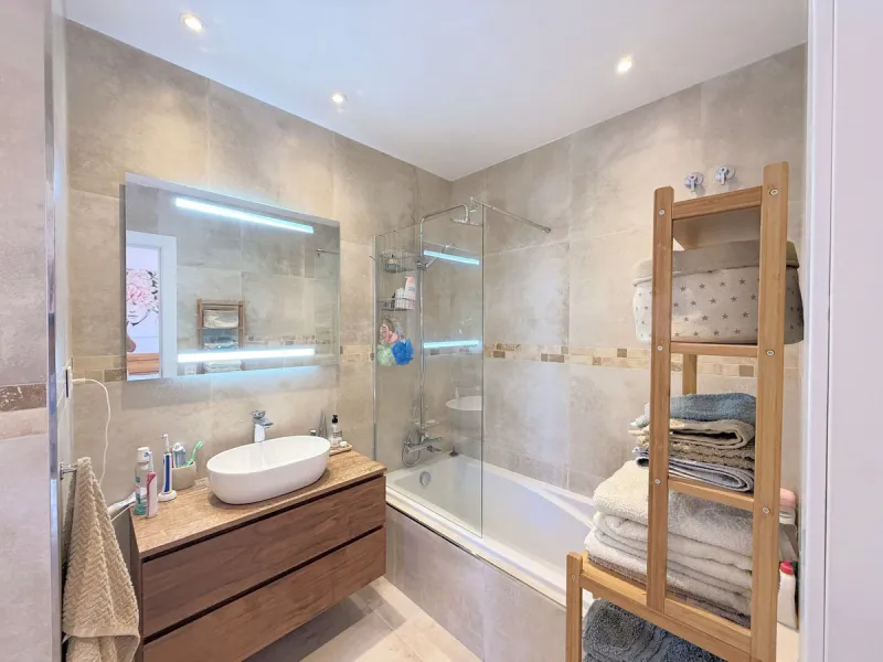 Beachfront townhouse in Estepona, located in a prestigious front-line beach development with direct access to the promenade, offering an unbeatable location that combines tranquility, comfort, and the Mediterranean lifestyle. It is just a 4-minute drive f