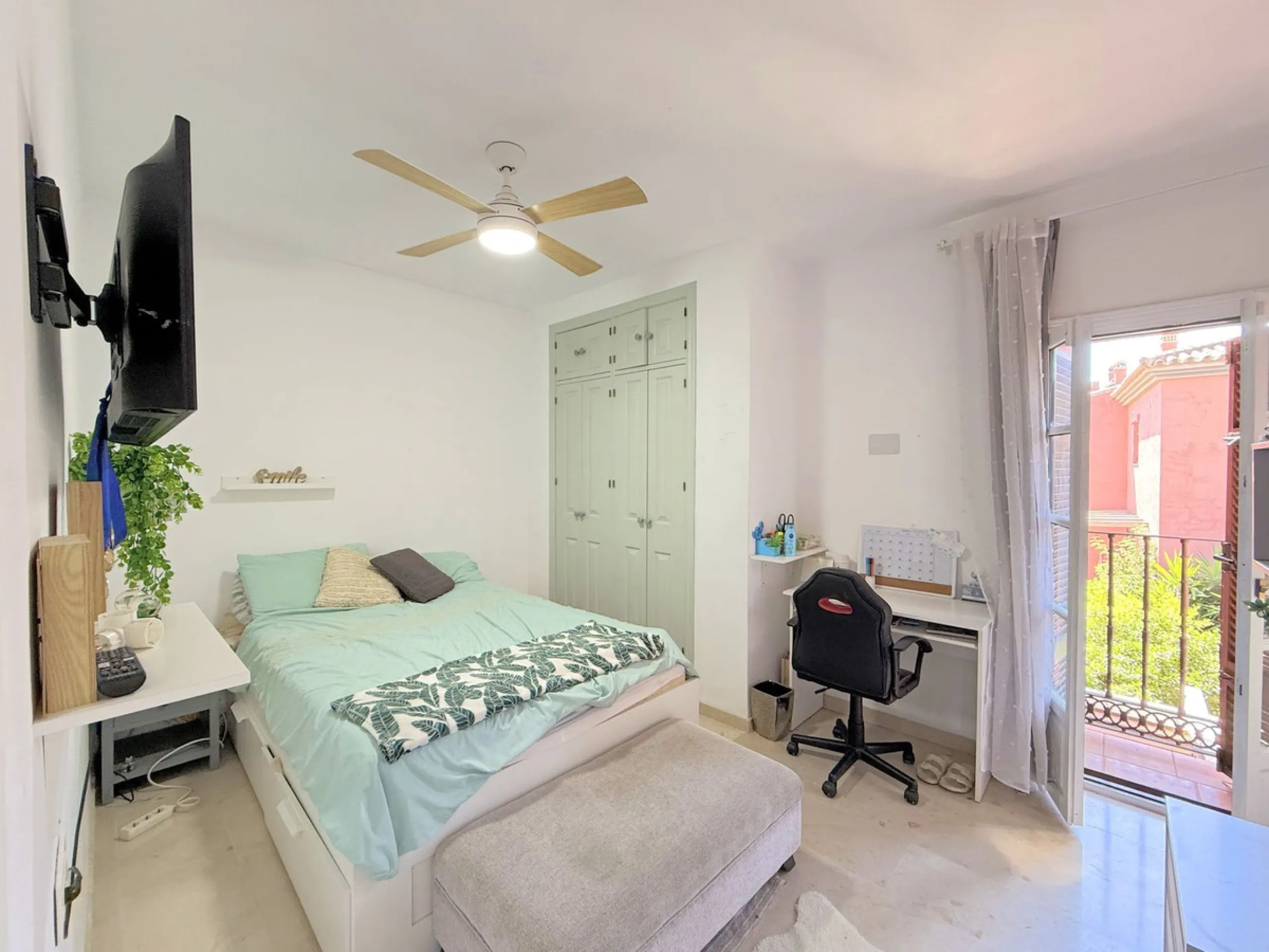 Beachfront townhouse in Estepona, located in a prestigious front-line beach development with direct access to the promenade, offering an unbeatable location that combines tranquility, comfort, and the Mediterranean lifestyle. It is just a 4-minute drive f