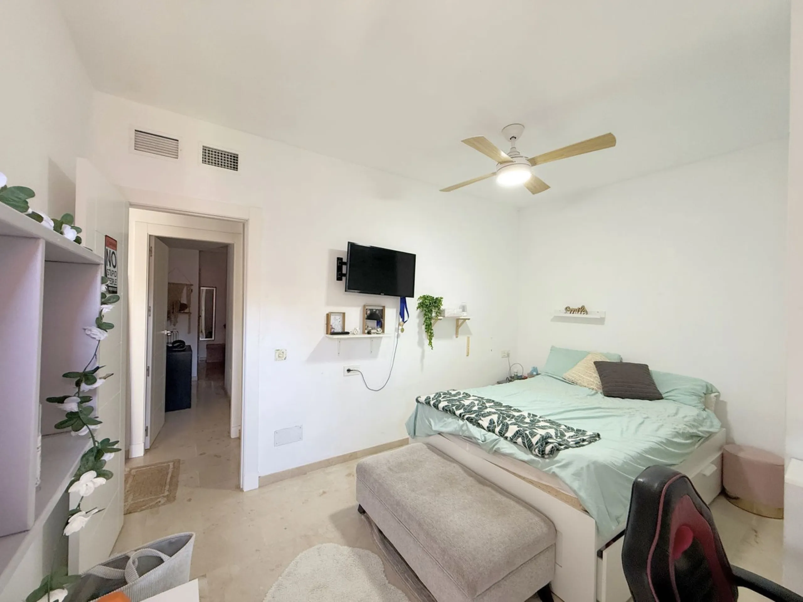 Beachfront townhouse in Estepona, located in a prestigious front-line beach development with direct access to the promenade, offering an unbeatable location that combines tranquility, comfort, and the Mediterranean lifestyle. It is just a 4-minute drive f