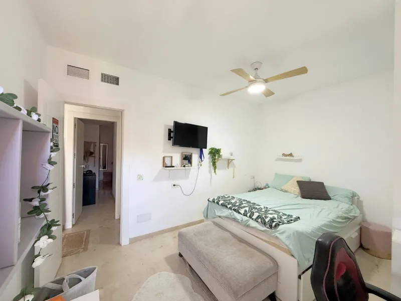Beachfront townhouse in Estepona, located in a prestigious front-line beach development with direct access to the promenade, offering an unbeatable location that combines tranquility, comfort, and the Mediterranean lifestyle. It is just a 4-minute drive f