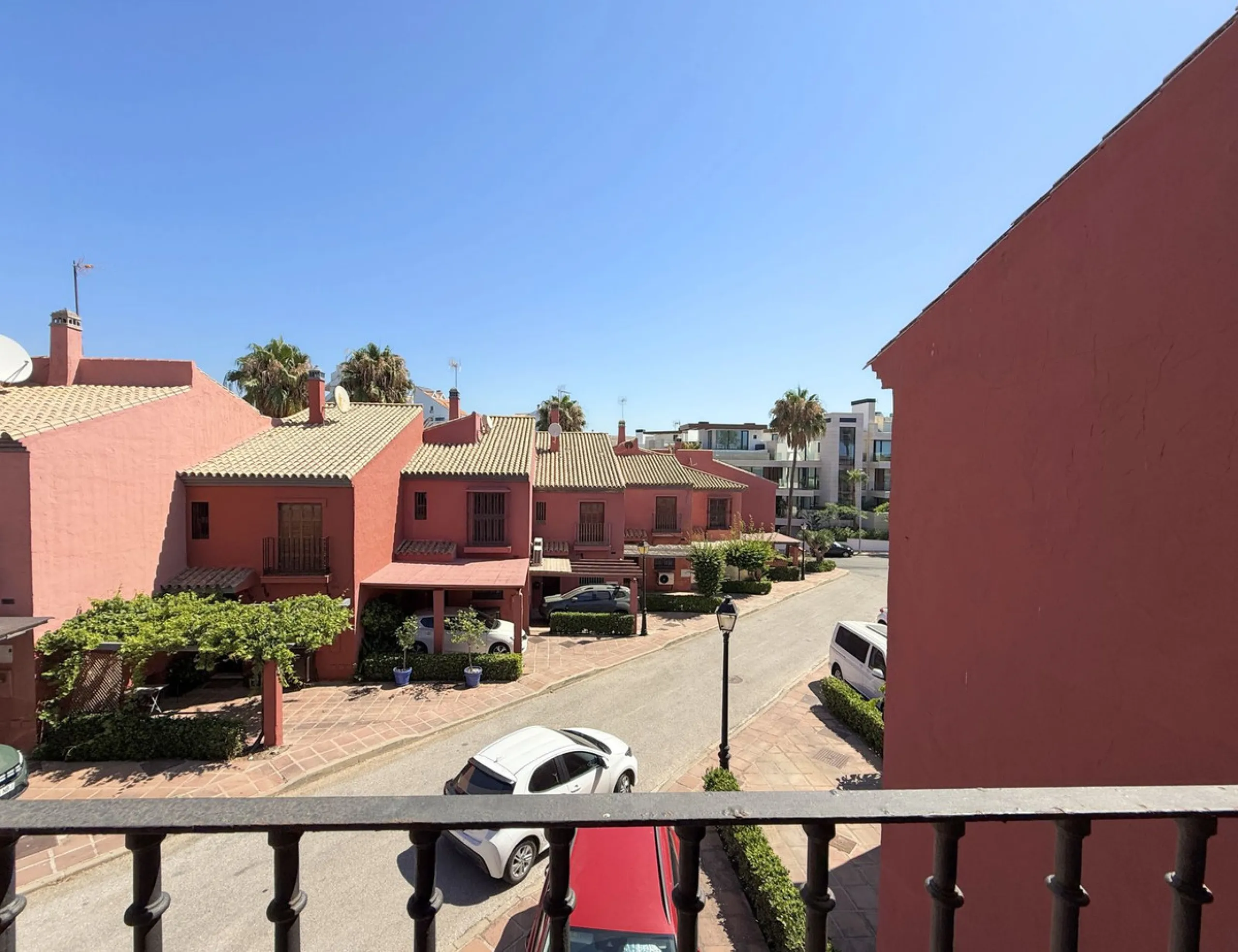 Beachfront townhouse in Estepona, located in a prestigious front-line beach development with direct access to the promenade, offering an unbeatable location that combines tranquility, comfort, and the Mediterranean lifestyle. It is just a 4-minute drive f