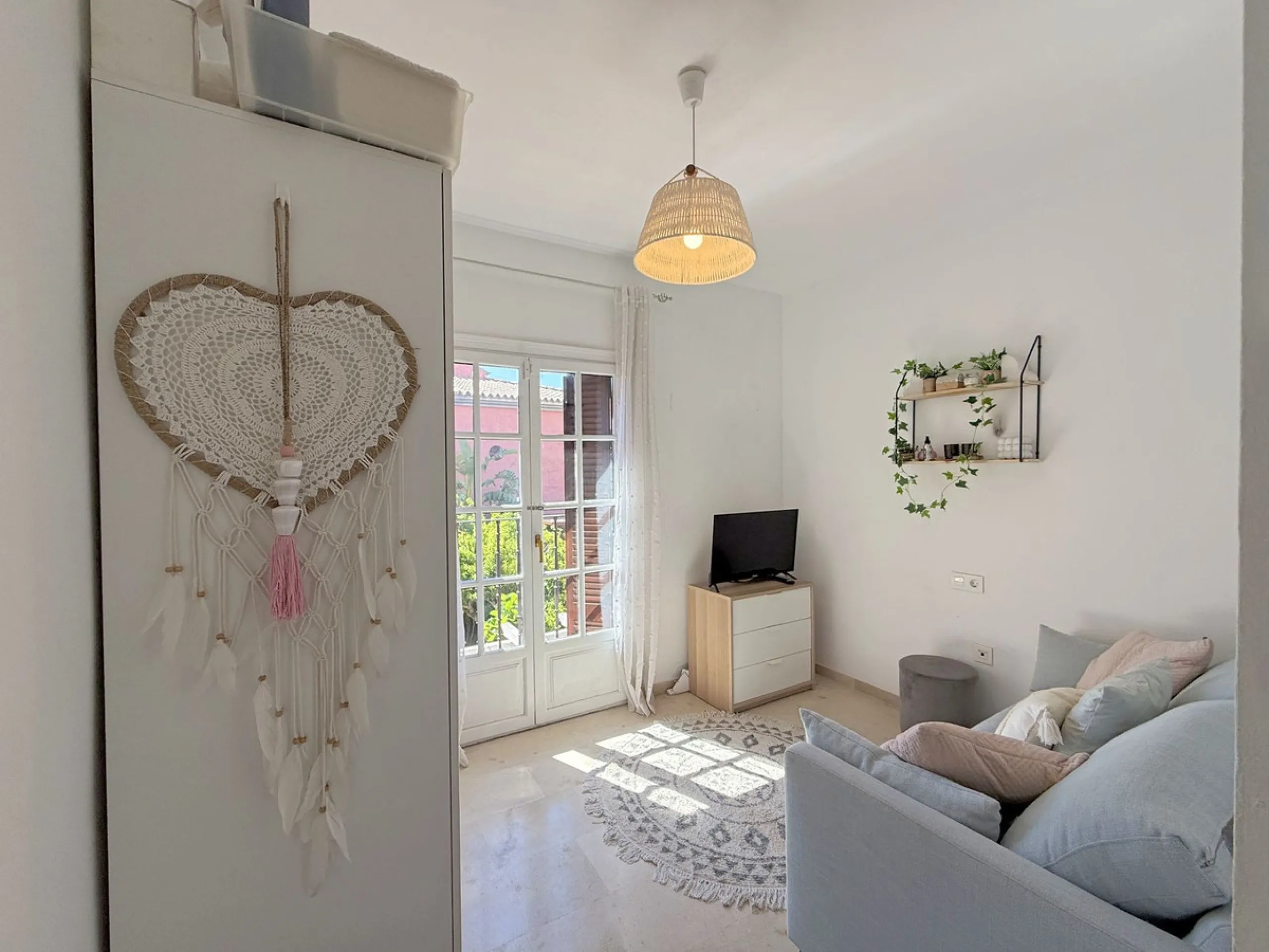 Beachfront townhouse in Estepona, located in a prestigious front-line beach development with direct access to the promenade, offering an unbeatable location that combines tranquility, comfort, and the Mediterranean lifestyle. It is just a 4-minute drive f