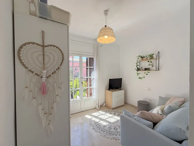 Beachfront townhouse in Estepona, located in a prestigious front-line beach development with direct access to the promenade, offering an unbeatable location that combines tranquility, comfort, and the Mediterranean lifestyle. It is just a 4-minute drive f
