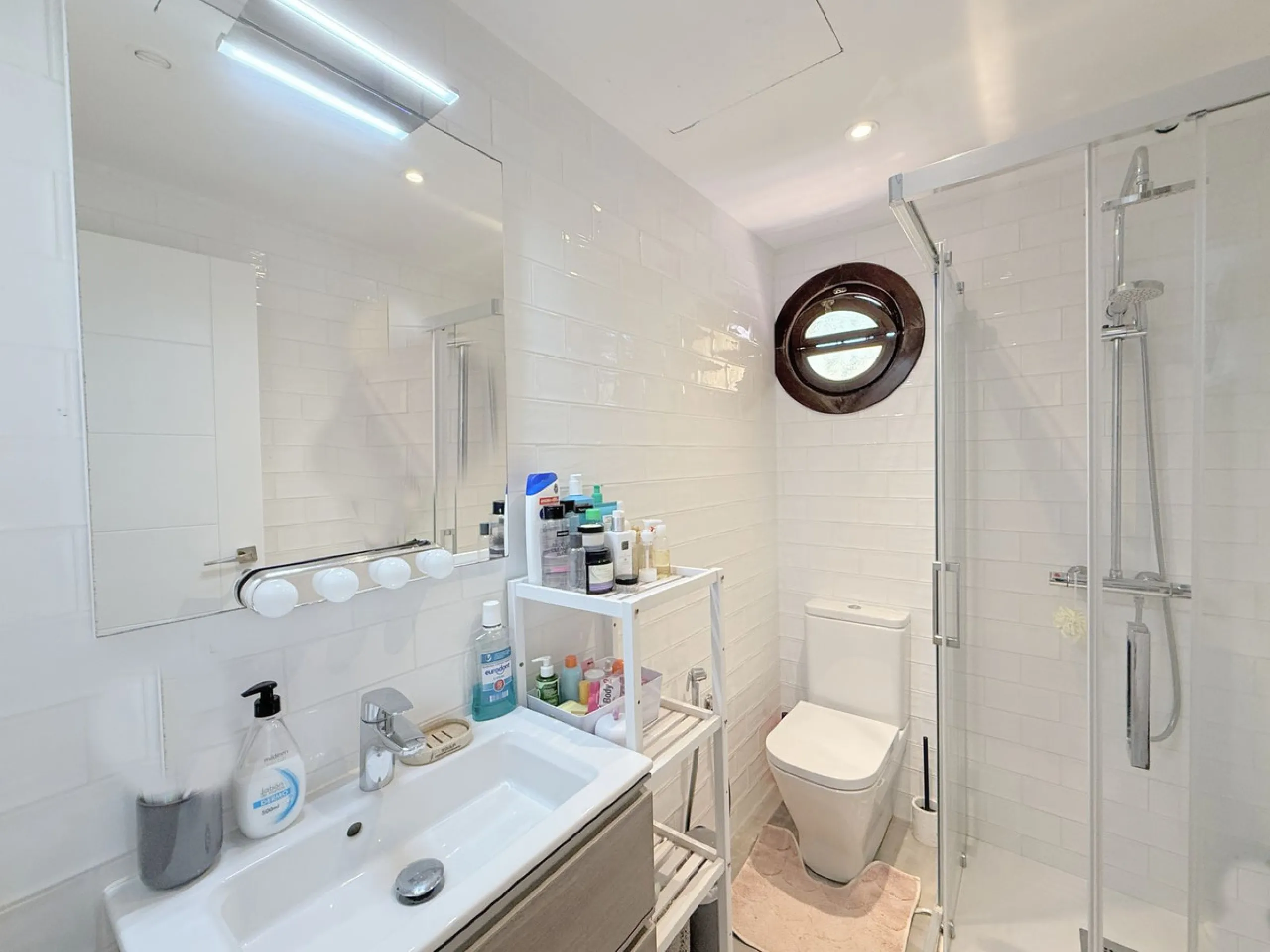 Beachfront townhouse in Estepona, located in a prestigious front-line beach development with direct access to the promenade, offering an unbeatable location that combines tranquility, comfort, and the Mediterranean lifestyle. It is just a 4-minute drive f