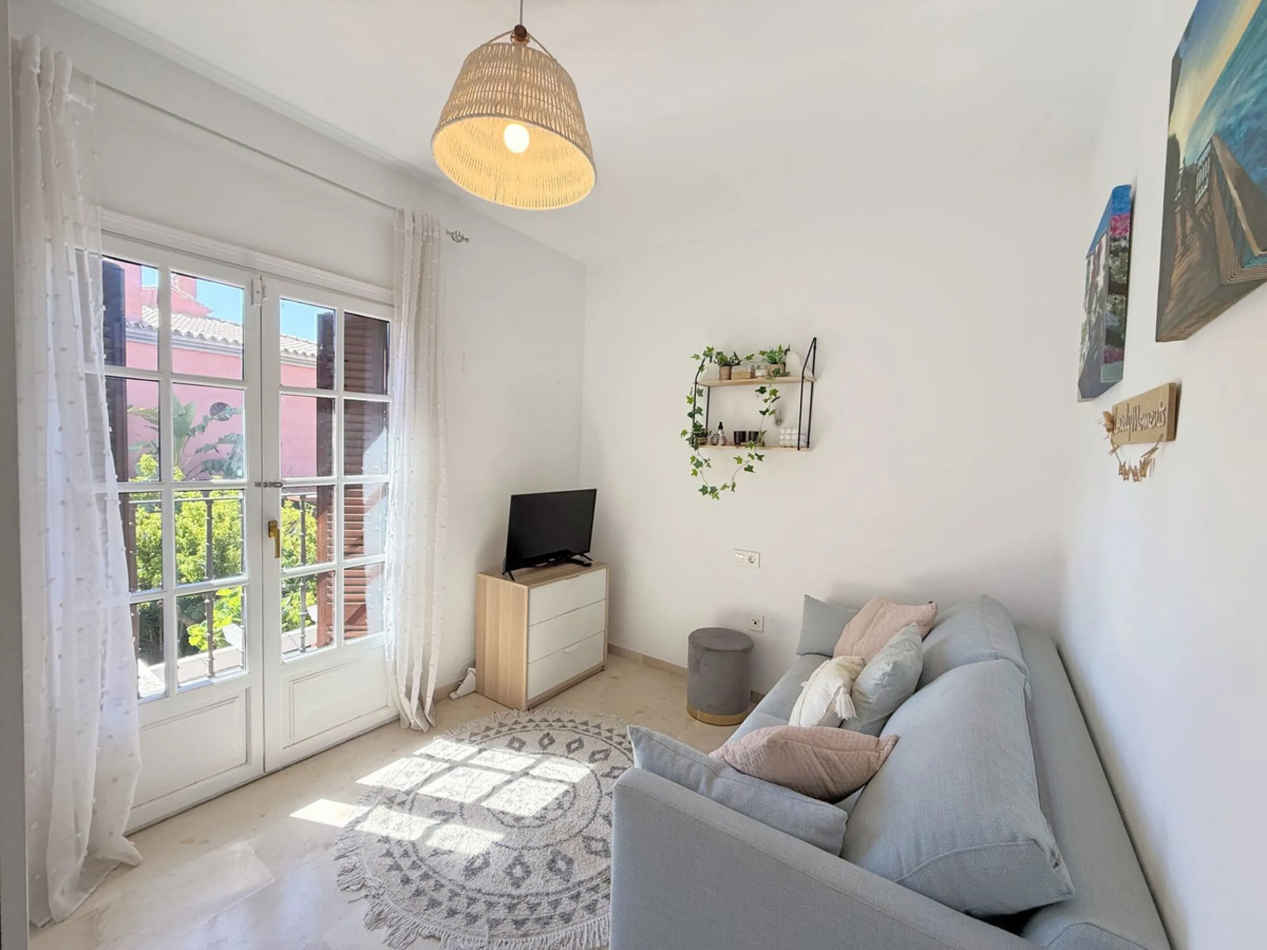 Beachfront townhouse in Estepona, located in a prestigious front-line beach development with direct access to the promenade, offering an unbeatable location that combines tranquility, comfort, and the Mediterranean lifestyle. It is just a 4-minute drive f