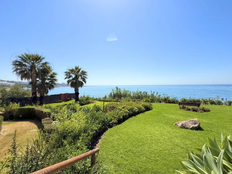Beachfront townhouse in Estepona, located in a prestigious front-line beach development with direct access to the promenade, offering an unbeatable location that combines tranquility, comfort, and the Mediterranean lifestyle. It is just a 4-minute drive f