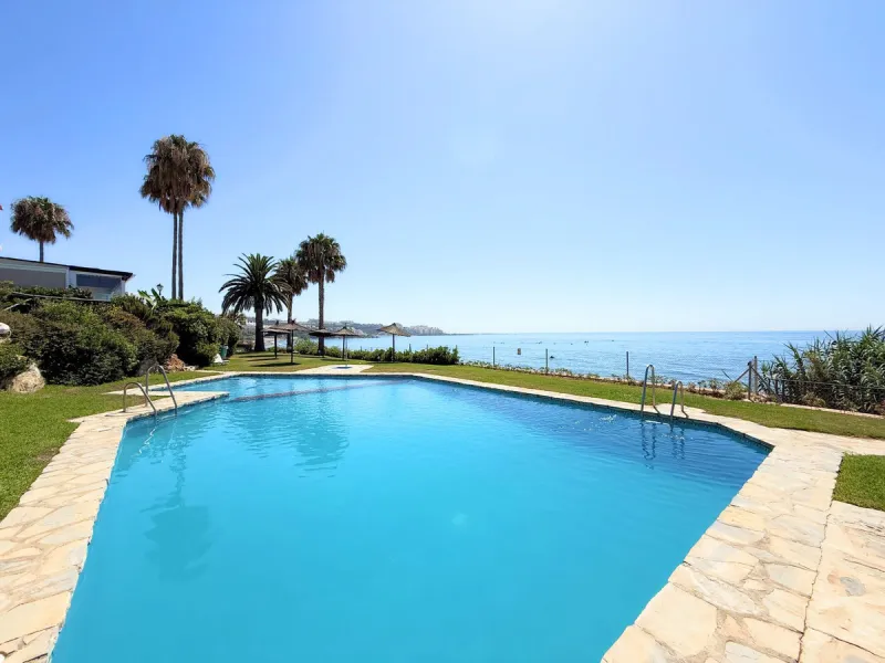 Beachfront townhouse in Estepona, located in a prestigious front-line beach development with direct access to the promenade, offering an unbeatable location that combines tranquility, comfort, and the Mediterranean lifestyle. It is just a 4-minute drive f