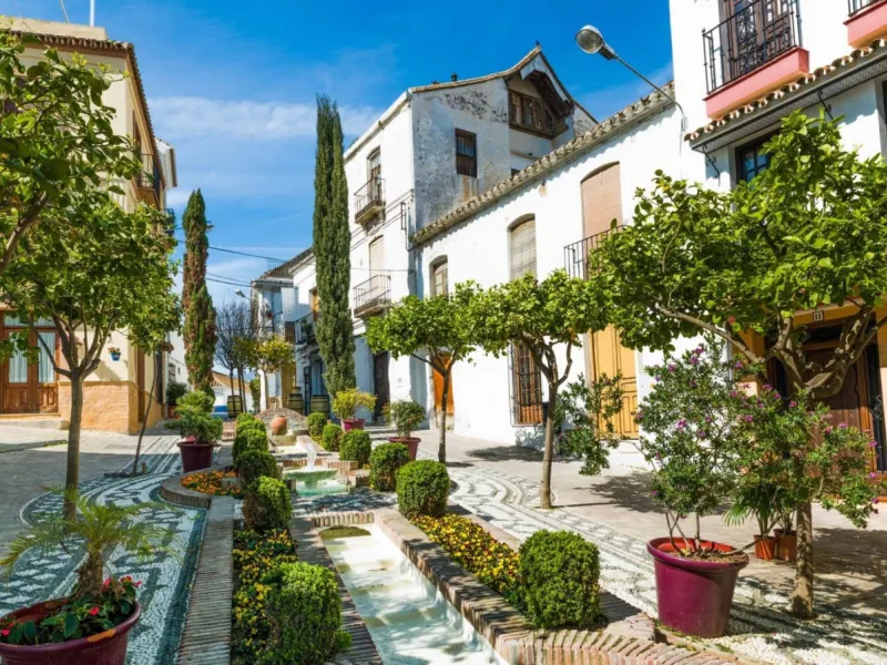 Beachfront townhouse in Estepona, located in a prestigious front-line beach development with direct access to the promenade, offering an unbeatable location that combines tranquility, comfort, and the Mediterranean lifestyle. It is just a 4-minute drive f