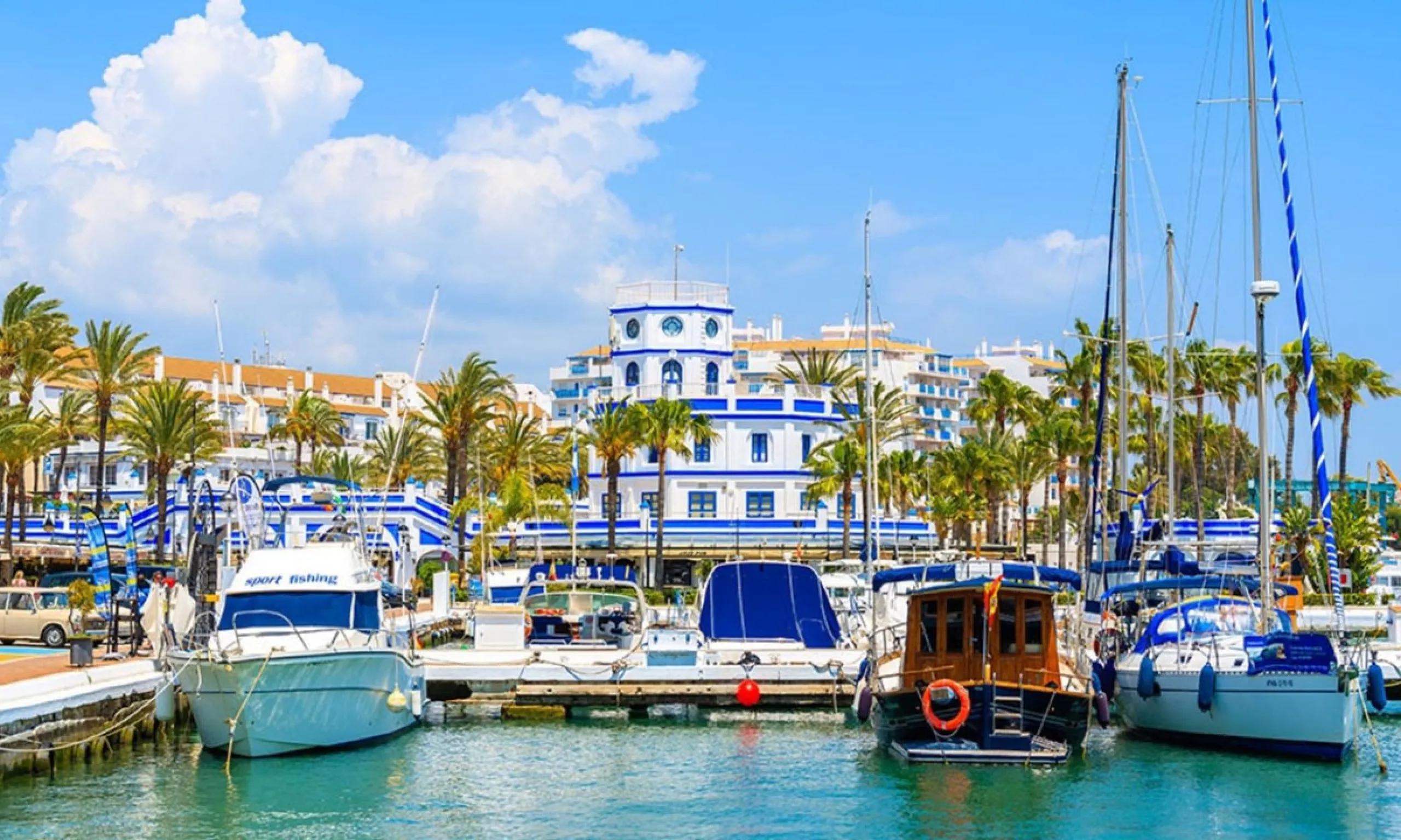 Beachfront townhouse in Estepona, located in a prestigious front-line beach development with direct access to the promenade, offering an unbeatable location that combines tranquility, comfort, and the Mediterranean lifestyle. It is just a 4-minute drive f