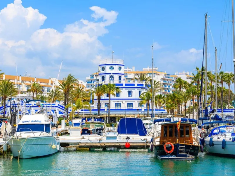 Beachfront townhouse in Estepona, located in a prestigious front-line beach development with direct access to the promenade, offering an unbeatable location that combines tranquility, comfort, and the Mediterranean lifestyle. It is just a 4-minute drive f