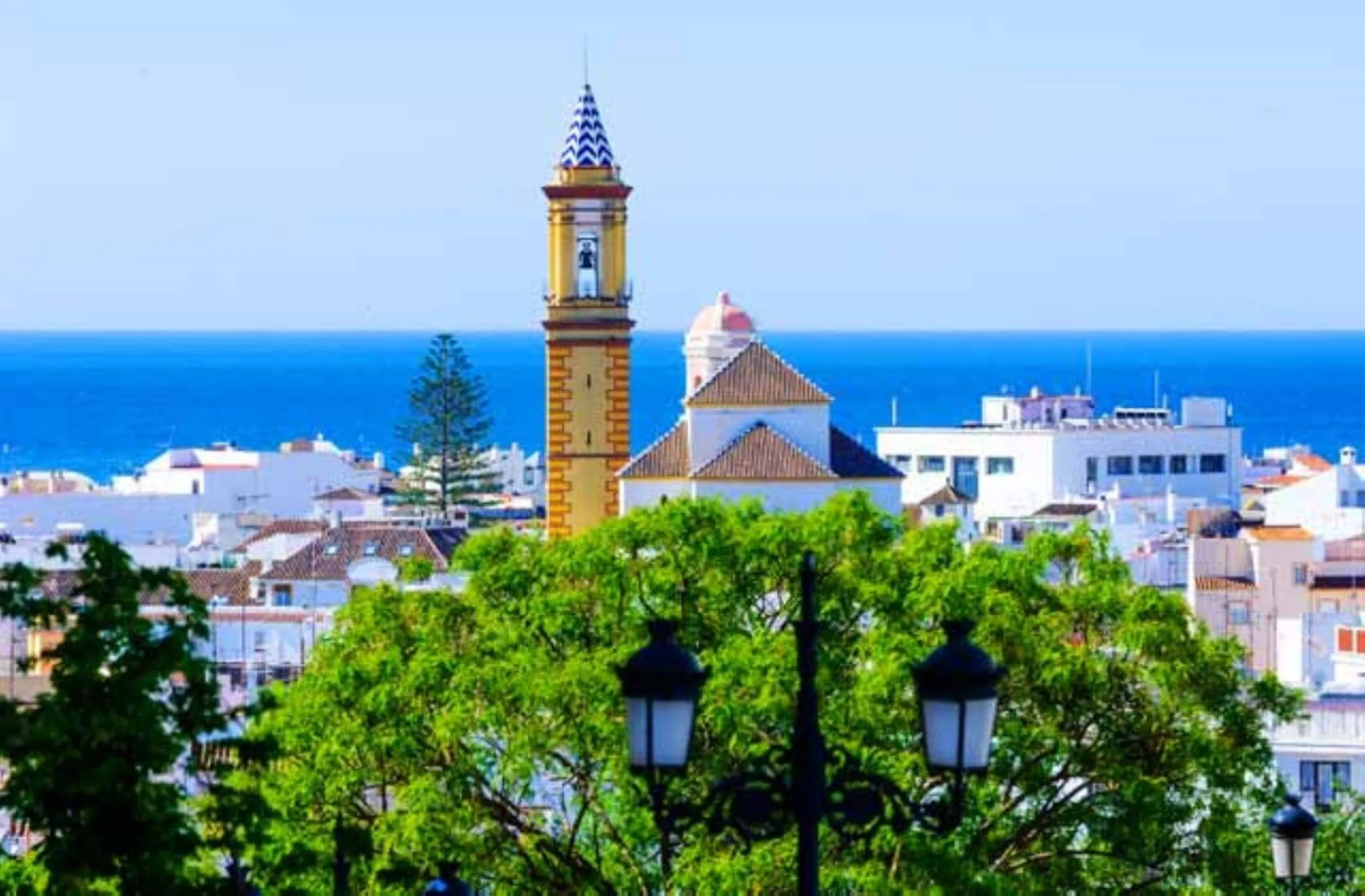 Beachfront townhouse in Estepona, located in a prestigious front-line beach development with direct access to the promenade, offering an unbeatable location that combines tranquility, comfort, and the Mediterranean lifestyle. It is just a 4-minute drive f