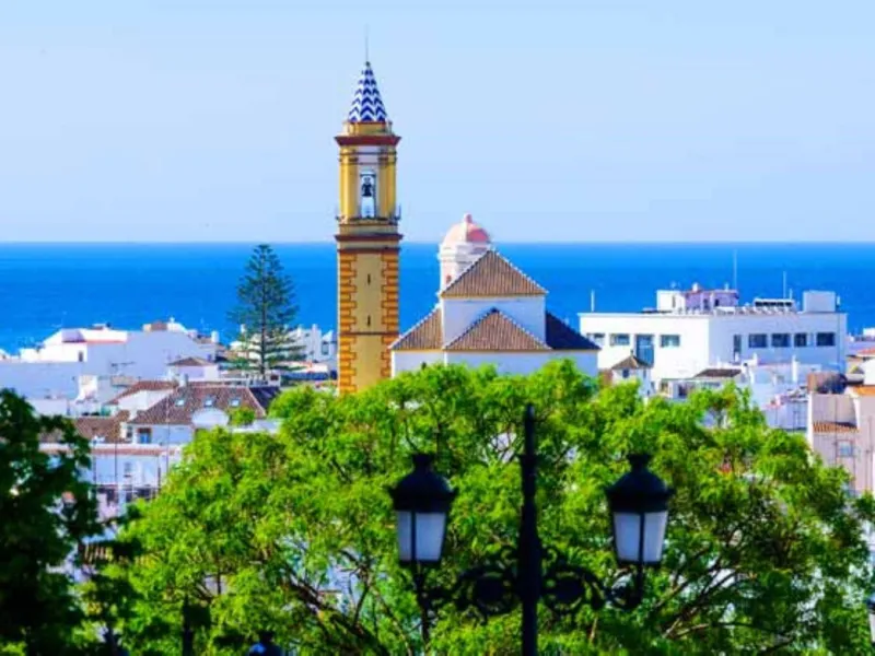 Beachfront townhouse in Estepona, located in a prestigious front-line beach development with direct access to the promenade, offering an unbeatable location that combines tranquility, comfort, and the Mediterranean lifestyle. It is just a 4-minute drive f