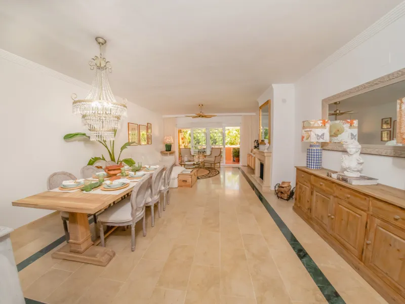 Situated in the prestigious Oasis de Nagüeles urbanization on Marbella's sought-after Golden Mile, this spacious 5-level townhouse offers a unique opportunity to create your ideal home in one of the best areas of the Costa del Sol.