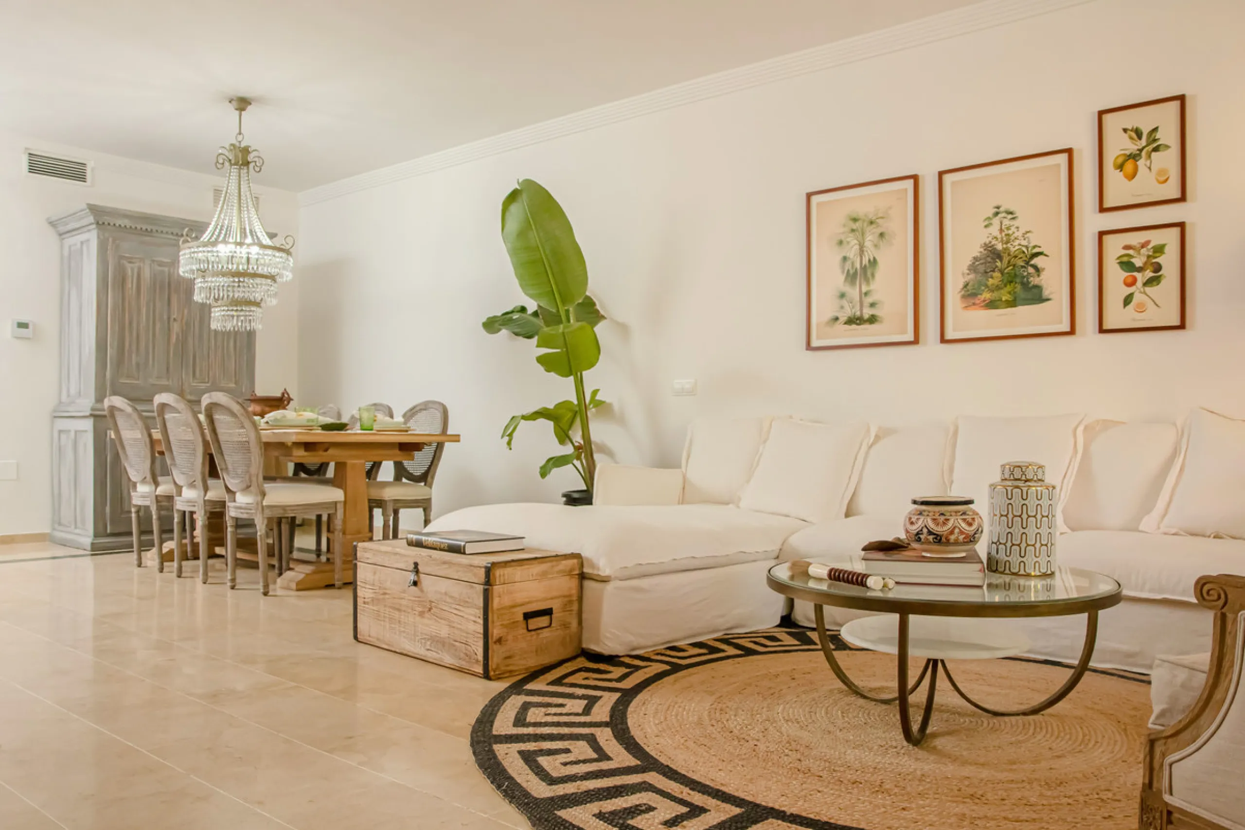 Situated in the prestigious Oasis de Nagüeles urbanization on Marbella's sought-after Golden Mile, this spacious 5-level townhouse offers a unique opportunity to create your ideal home in one of the best areas of the Costa del Sol.