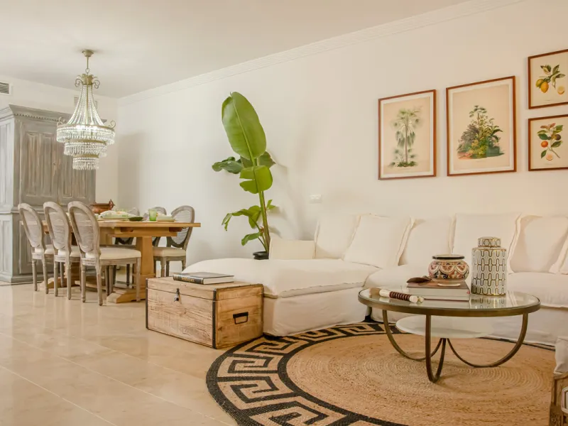 Situated in the prestigious Oasis de Nagüeles urbanization on Marbella's sought-after Golden Mile, this spacious 5-level townhouse offers a unique opportunity to create your ideal home in one of the best areas of the Costa del Sol.