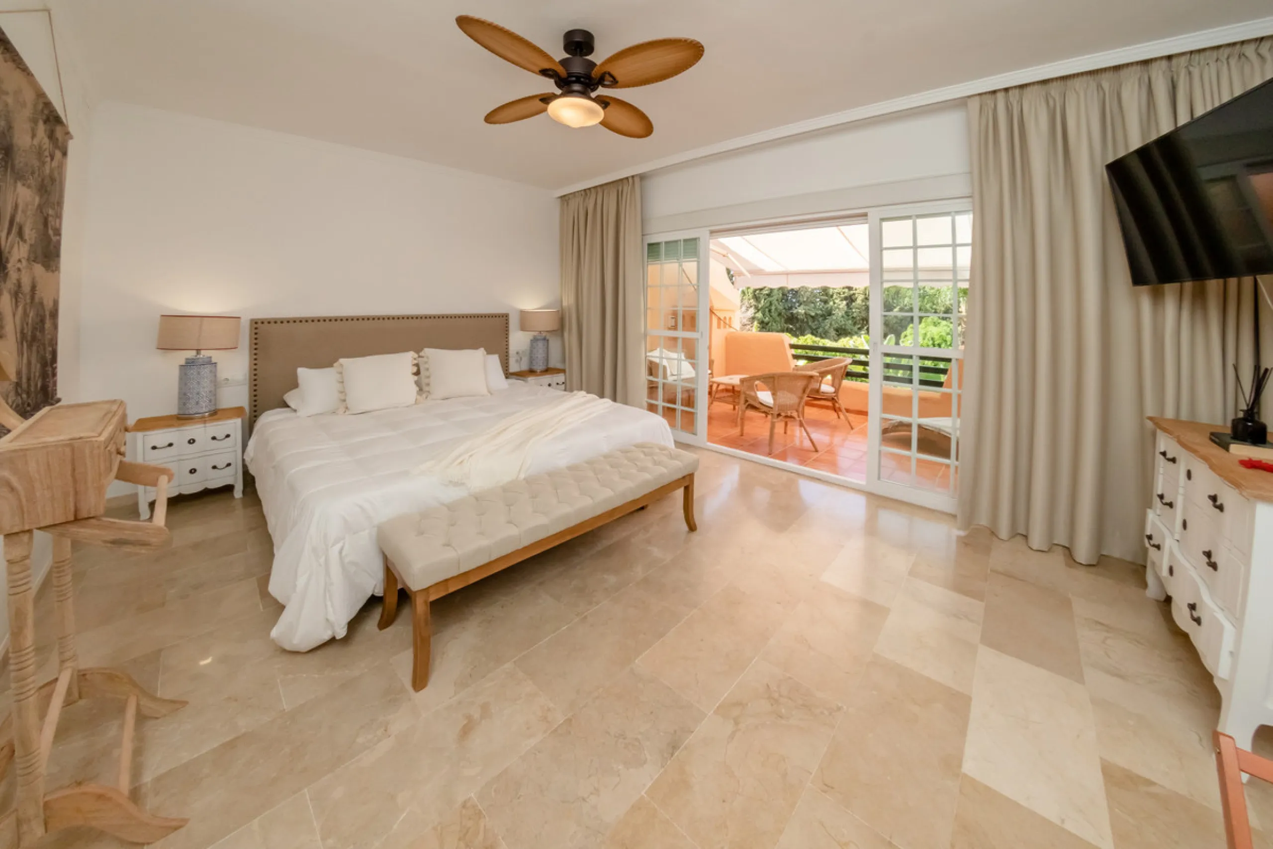 Situated in the prestigious Oasis de Nagüeles urbanization on Marbella's sought-after Golden Mile, this spacious 5-level townhouse offers a unique opportunity to create your ideal home in one of the best areas of the Costa del Sol.