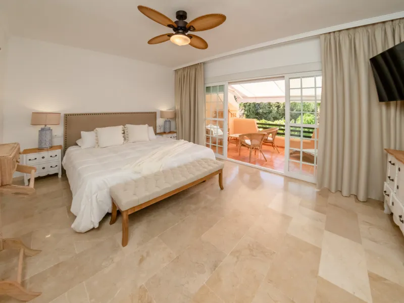 Situated in the prestigious Oasis de Nagüeles urbanization on Marbella's sought-after Golden Mile, this spacious 5-level townhouse offers a unique opportunity to create your ideal home in one of the best areas of the Costa del Sol.