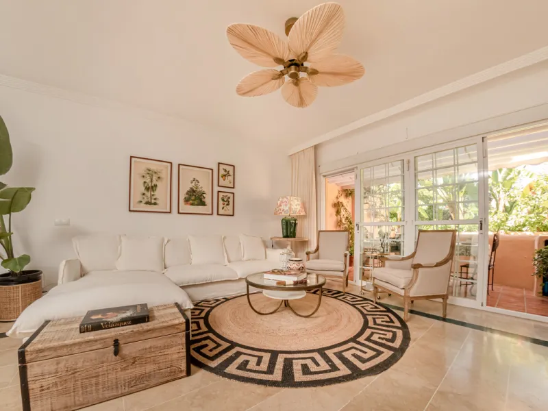 Situated in the prestigious Oasis de Nagüeles urbanization on Marbella's sought-after Golden Mile, this spacious 5-level townhouse offers a unique opportunity to create your ideal home in one of the best areas of the Costa del Sol.