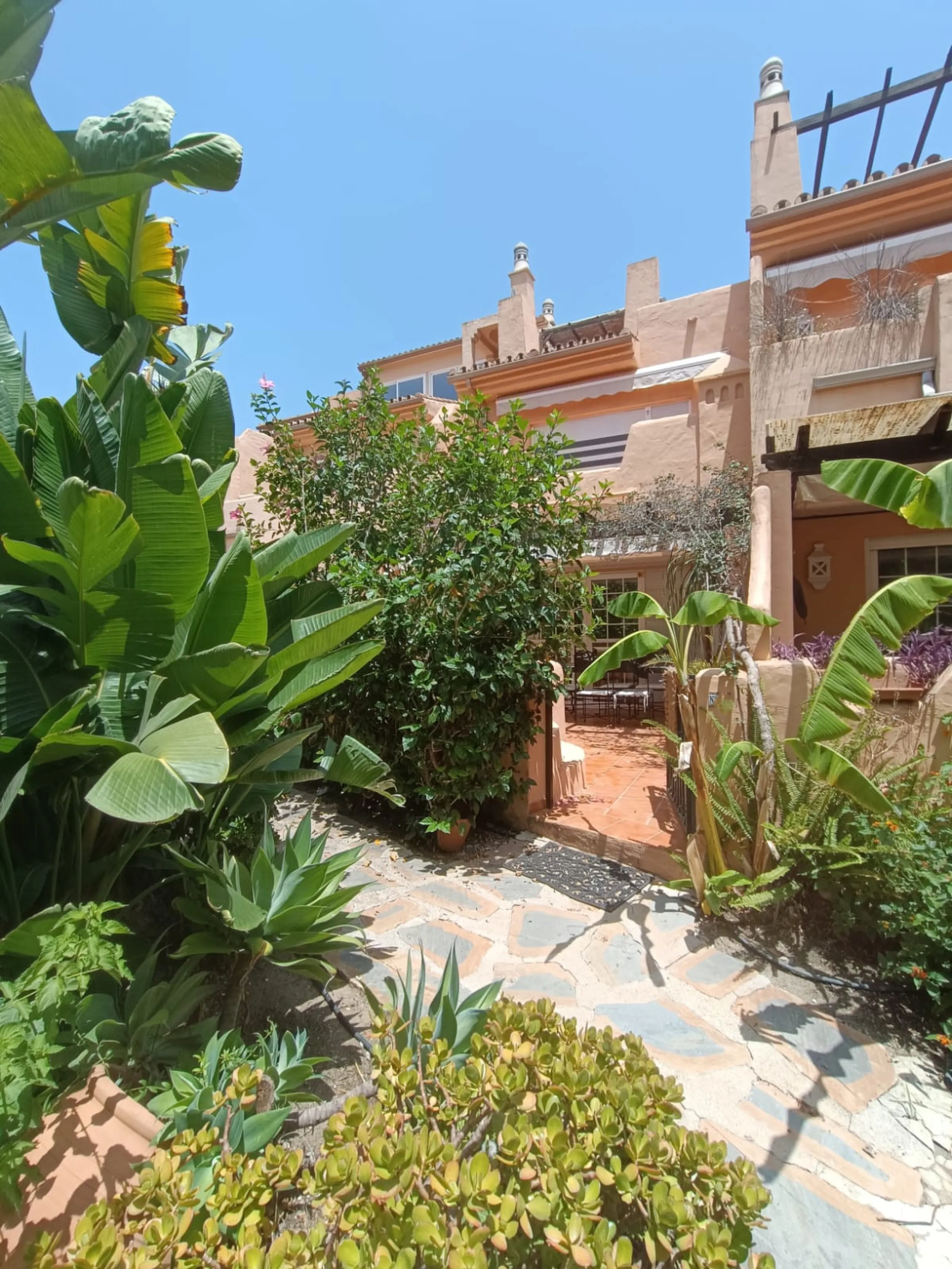 Situated in the prestigious Oasis de Nagüeles urbanization on Marbella's sought-after Golden Mile, this spacious 5-level townhouse offers a unique opportunity to create your ideal home in one of the best areas of the Costa del Sol.