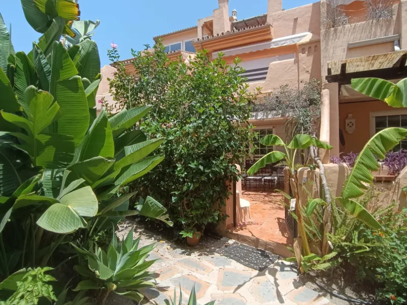 Situated in the prestigious Oasis de Nagüeles urbanization on Marbella's sought-after Golden Mile, this spacious 5-level townhouse offers a unique opportunity to create your ideal home in one of the best areas of the Costa del Sol.