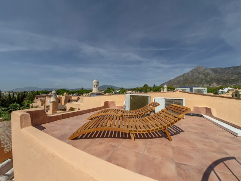 Situated in the prestigious Oasis de Nagüeles urbanization on Marbella's sought-after Golden Mile, this spacious 5-level townhouse offers a unique opportunity to create your ideal home in one of the best areas of the Costa del Sol.