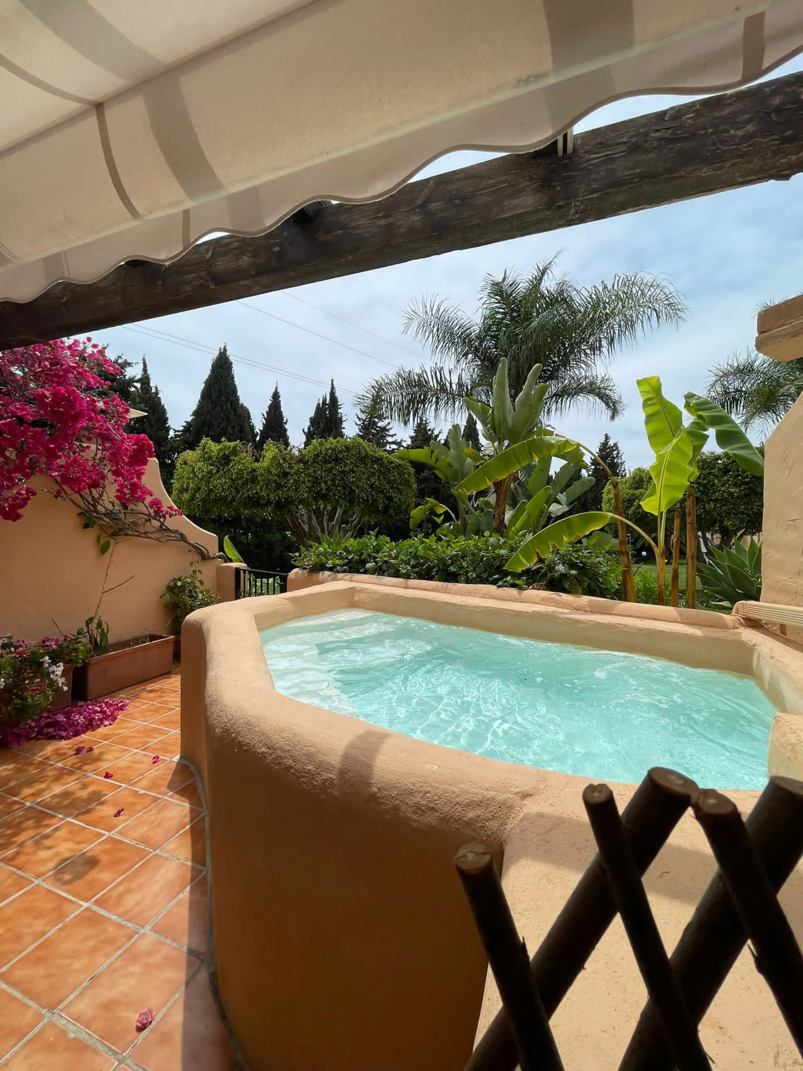 Situated in the prestigious Oasis de Nagüeles urbanization on Marbella's sought-after Golden Mile, this spacious 5-level townhouse offers a unique opportunity to create your ideal home in one of the best areas of the Costa del Sol.