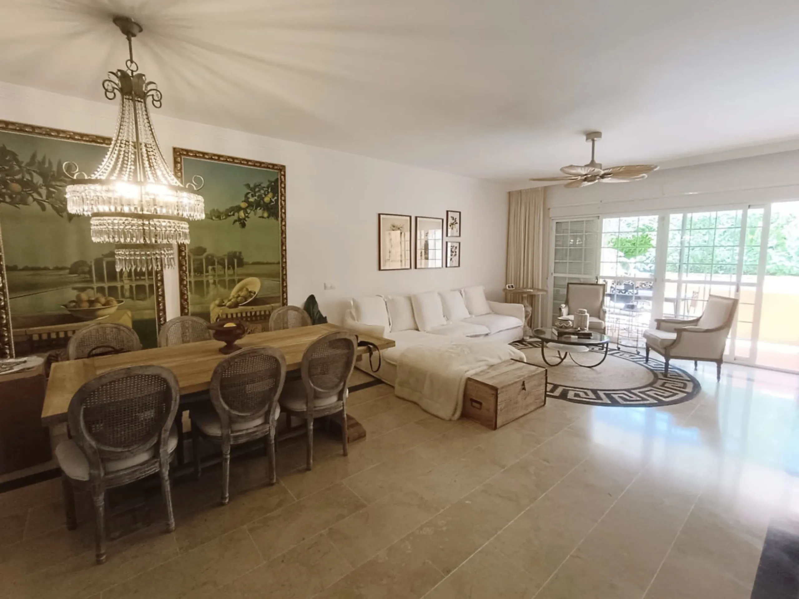 Situated in the prestigious Oasis de Nagüeles urbanization on Marbella's sought-after Golden Mile, this spacious 5-level townhouse offers a unique opportunity to create your ideal home in one of the best areas of the Costa del Sol.