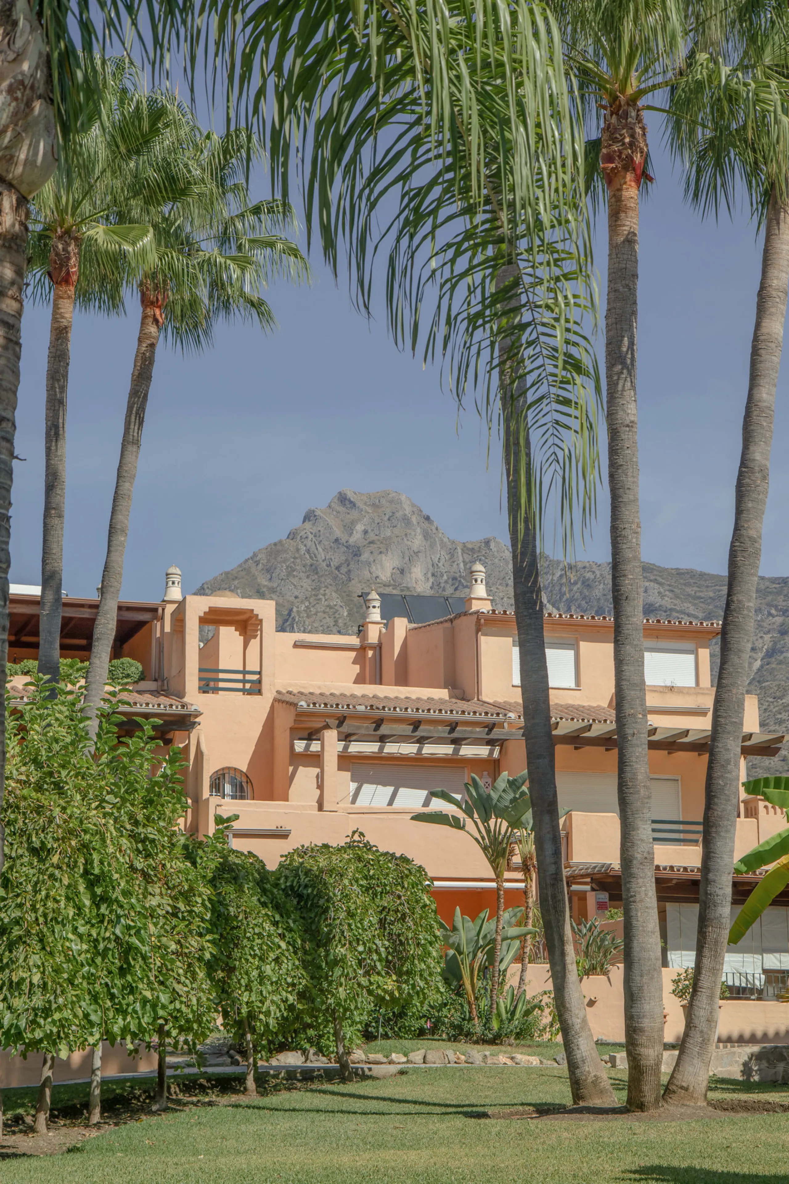 Situated in the prestigious Oasis de Nagüeles urbanization on Marbella's sought-after Golden Mile, this spacious 5-level townhouse offers a unique opportunity to create your ideal home in one of the best areas of the Costa del Sol.