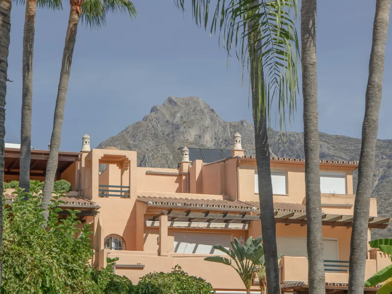 Situated in the prestigious Oasis de Nagüeles urbanization on Marbella's sought-after Golden Mile, this spacious 5-level townhouse offers a unique opportunity to create your ideal home in one of the best areas of the Costa del Sol.