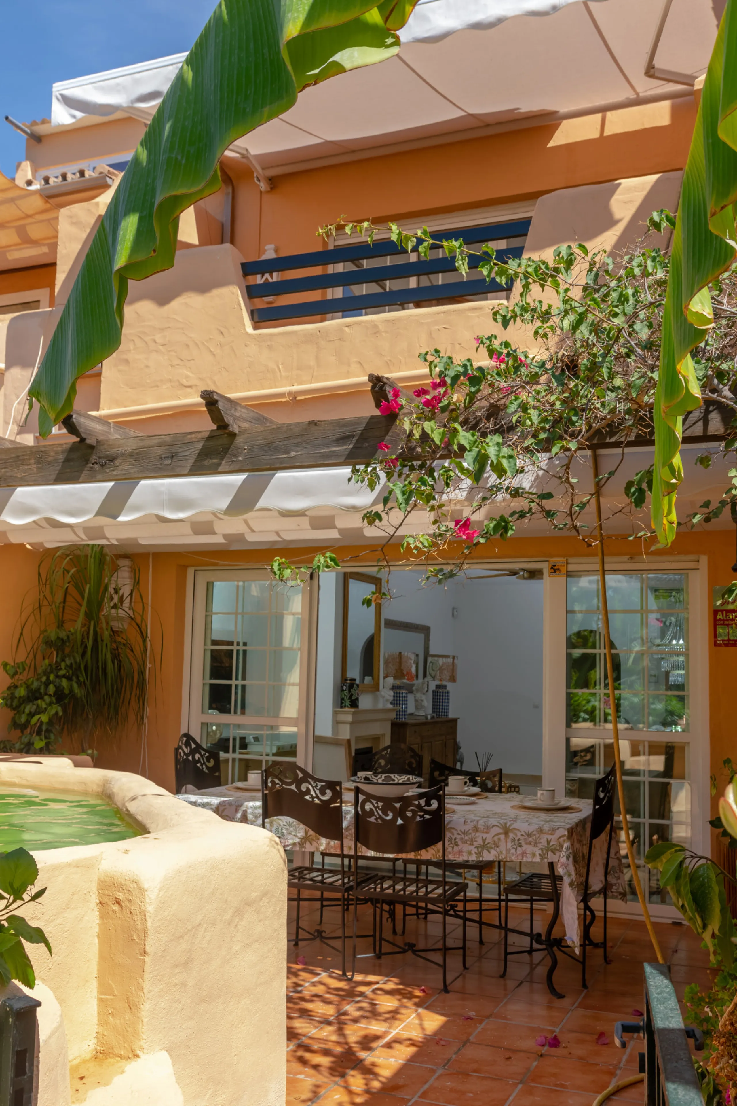 Situated in the prestigious Oasis de Nagüeles urbanization on Marbella's sought-after Golden Mile, this spacious 5-level townhouse offers a unique opportunity to create your ideal home in one of the best areas of the Costa del Sol.