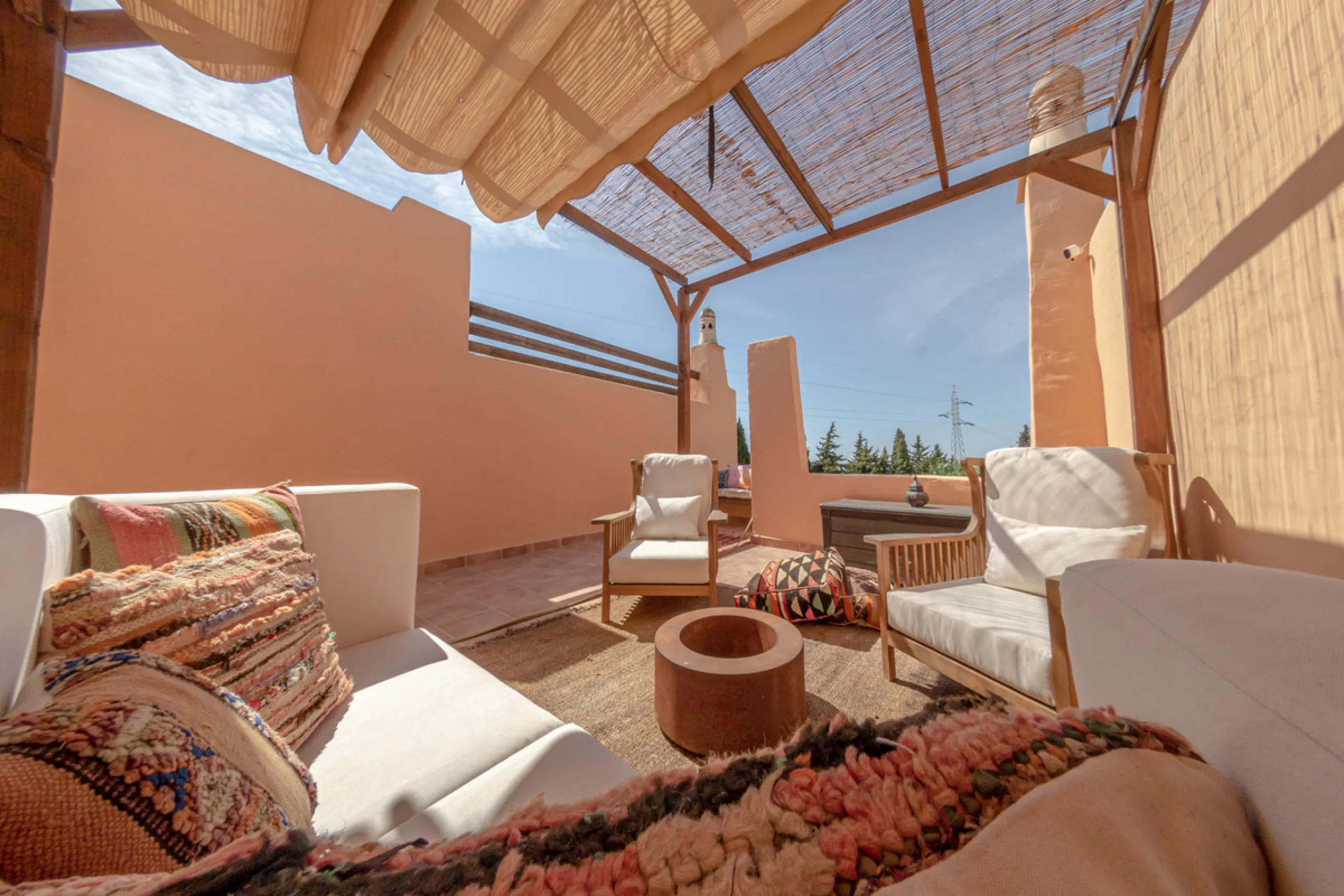 Situated in the prestigious Oasis de Nagüeles urbanization on Marbella's sought-after Golden Mile, this spacious 5-level townhouse offers a unique opportunity to create your ideal home in one of the best areas of the Costa del Sol.