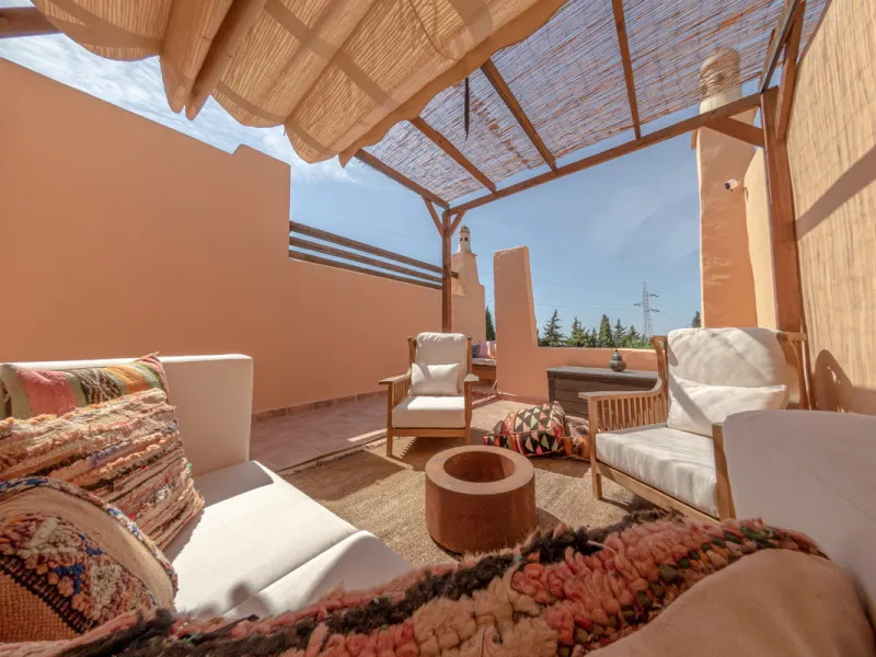 Situated in the prestigious Oasis de Nagüeles urbanization on Marbella's sought-after Golden Mile, this spacious 5-level townhouse offers a unique opportunity to create your ideal home in one of the best areas of the Costa del Sol.