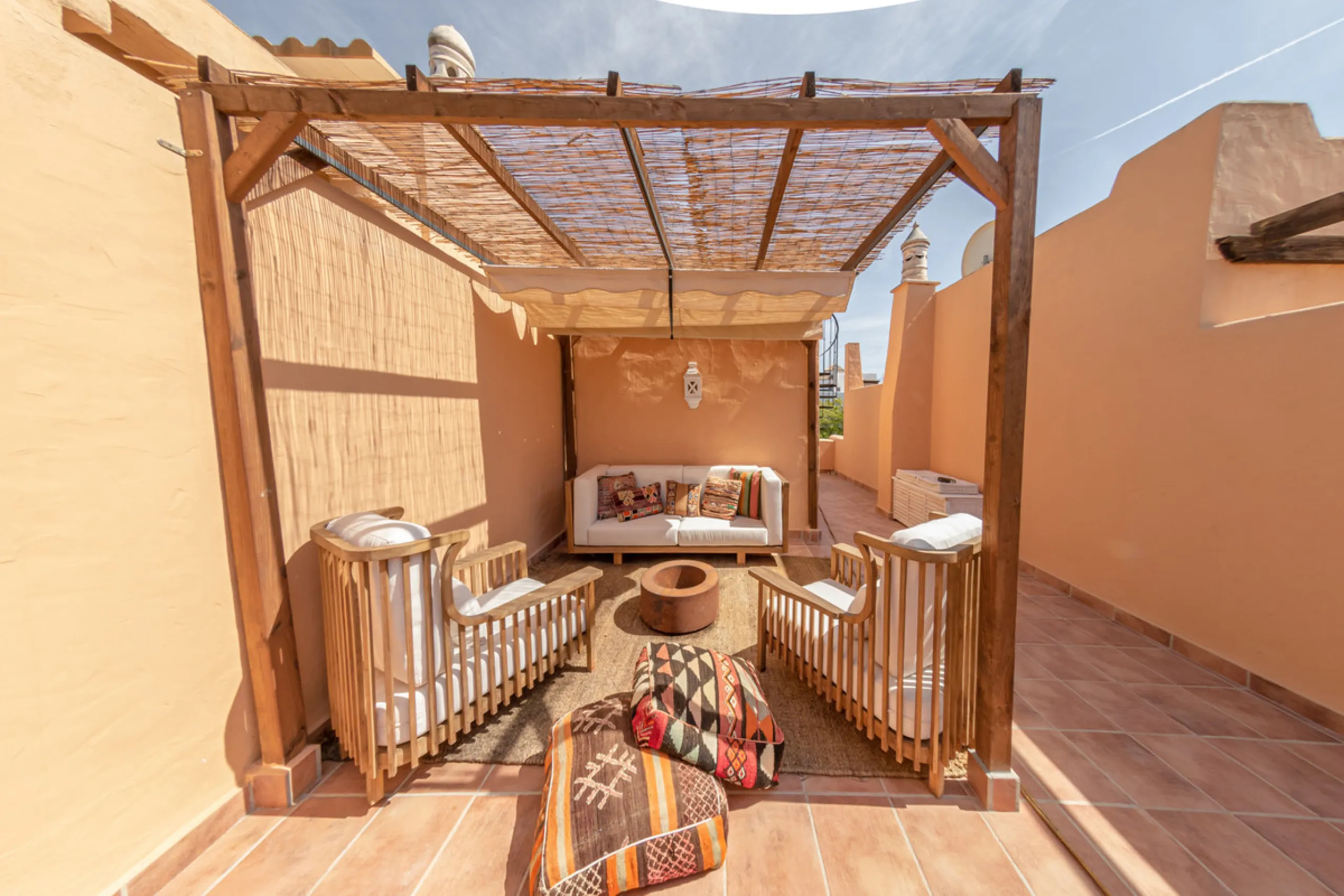 Situated in the prestigious Oasis de Nagüeles urbanization on Marbella's sought-after Golden Mile, this spacious 5-level townhouse offers a unique opportunity to create your ideal home in one of the best areas of the Costa del Sol.