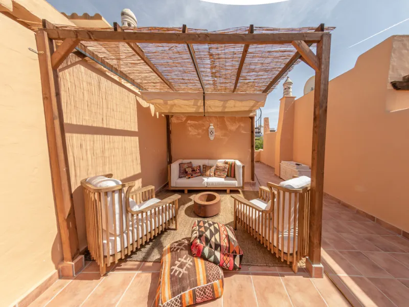 Situated in the prestigious Oasis de Nagüeles urbanization on Marbella's sought-after Golden Mile, this spacious 5-level townhouse offers a unique opportunity to create your ideal home in one of the best areas of the Costa del Sol.