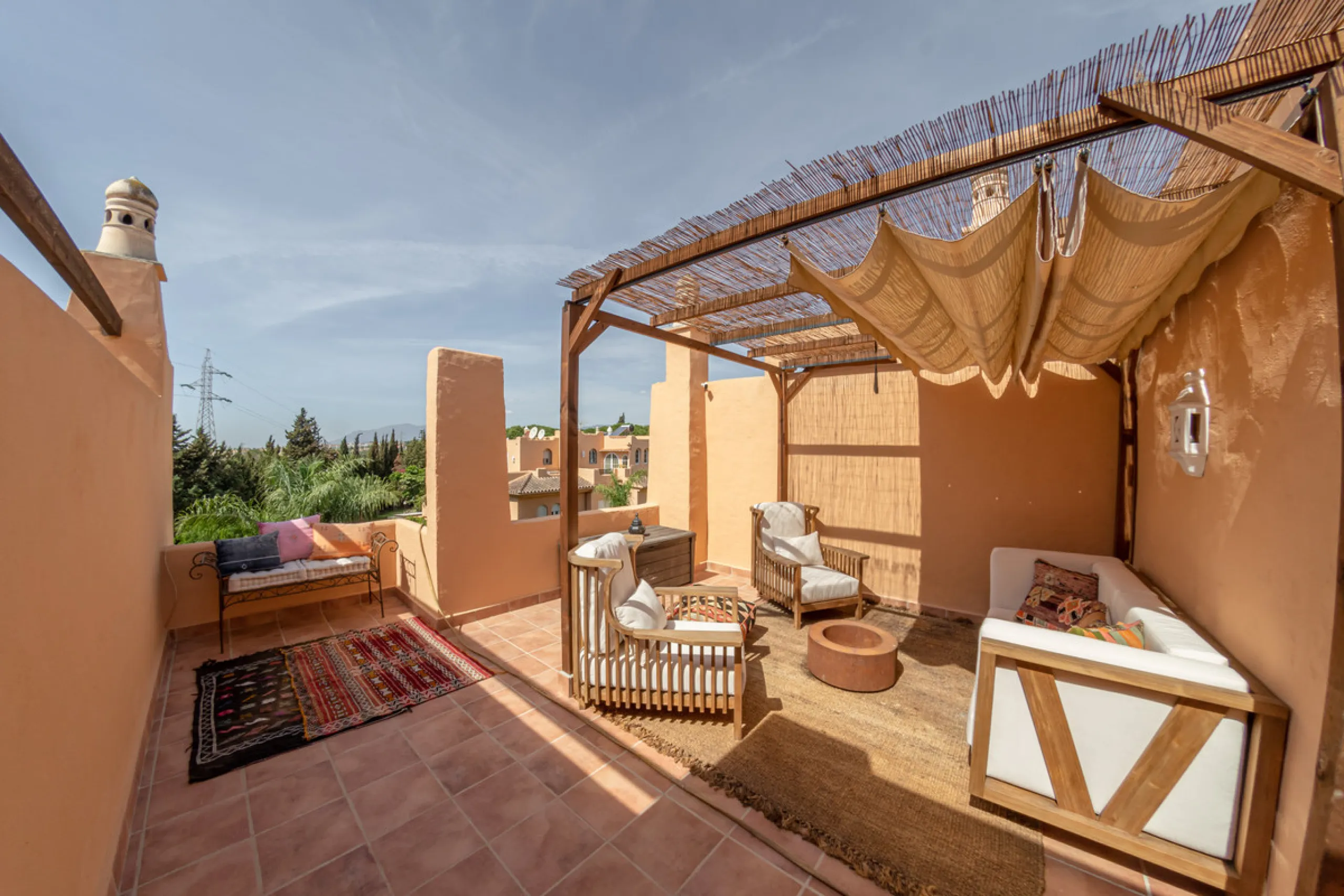 Situated in the prestigious Oasis de Nagüeles urbanization on Marbella's sought-after Golden Mile, this spacious 5-level townhouse offers a unique opportunity to create your ideal home in one of the best areas of the Costa del Sol.