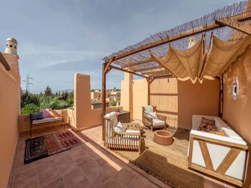 Situated in the prestigious Oasis de Nagüeles urbanization on Marbella's sought-after Golden Mile, this spacious 5-level townhouse offers a unique opportunity to create your ideal home in one of the best areas of the Costa del Sol.