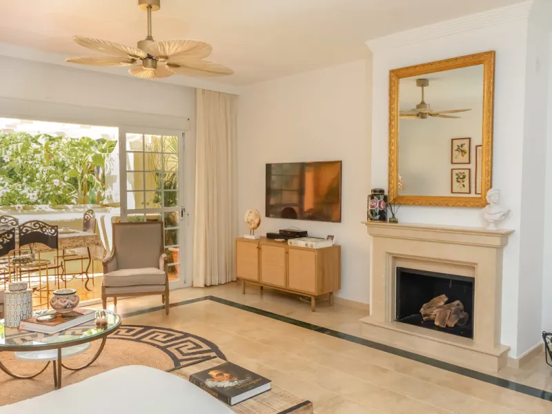 Situated in the prestigious Oasis de Nagüeles urbanization on Marbella's sought-after Golden Mile, this spacious 5-level townhouse offers a unique opportunity to create your ideal home in one of the best areas of the Costa del Sol.