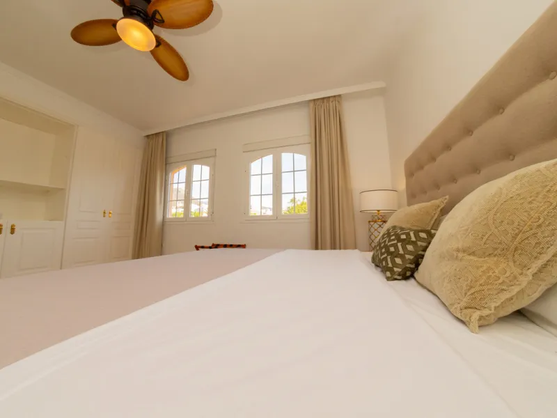 Situated in the prestigious Oasis de Nagüeles urbanization on Marbella's sought-after Golden Mile, this spacious 5-level townhouse offers a unique opportunity to create your ideal home in one of the best areas of the Costa del Sol.