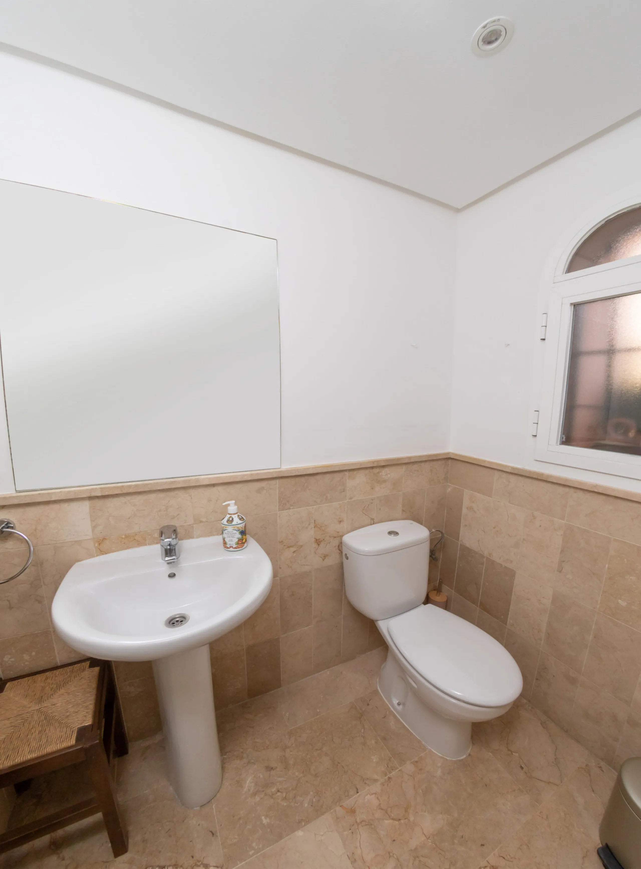 Situated in the prestigious Oasis de Nagüeles urbanization on Marbella's sought-after Golden Mile, this spacious 5-level townhouse offers a unique opportunity to create your ideal home in one of the best areas of the Costa del Sol.