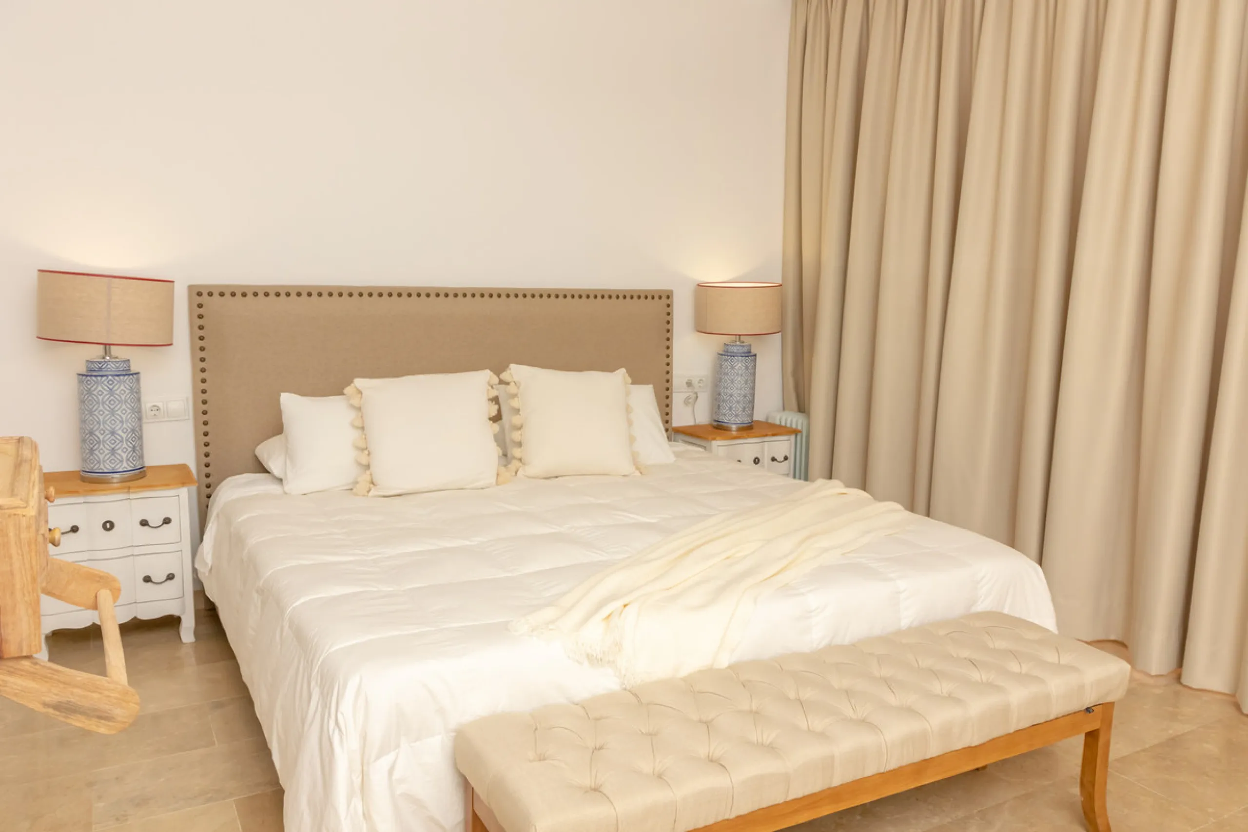 Situated in the prestigious Oasis de Nagüeles urbanization on Marbella's sought-after Golden Mile, this spacious 5-level townhouse offers a unique opportunity to create your ideal home in one of the best areas of the Costa del Sol.