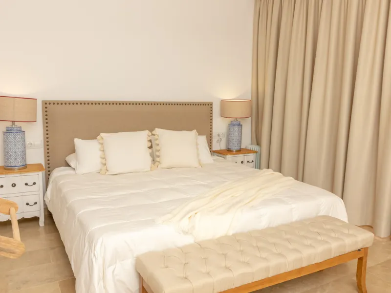 Situated in the prestigious Oasis de Nagüeles urbanization on Marbella's sought-after Golden Mile, this spacious 5-level townhouse offers a unique opportunity to create your ideal home in one of the best areas of the Costa del Sol.