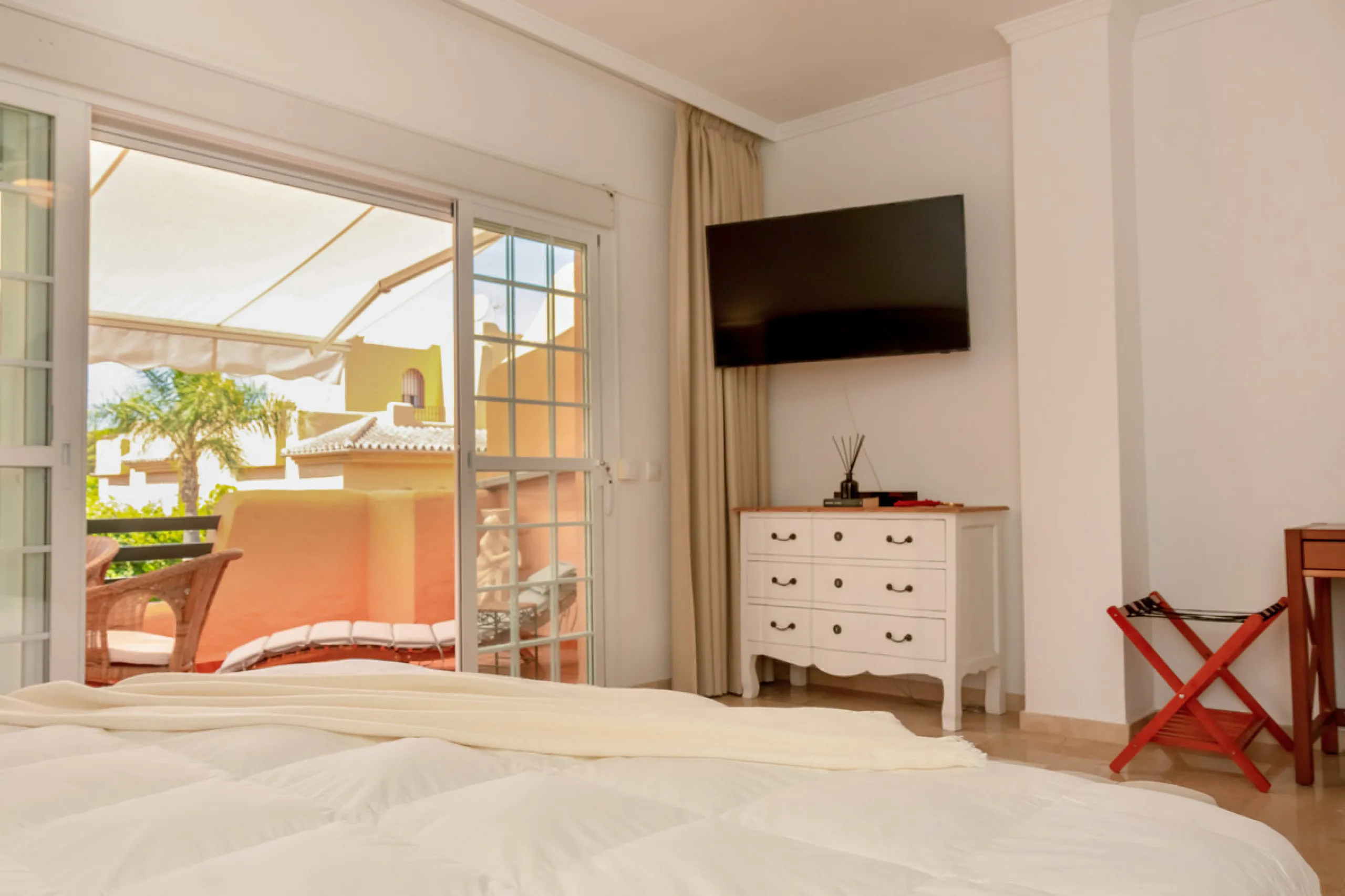 Situated in the prestigious Oasis de Nagüeles urbanization on Marbella's sought-after Golden Mile, this spacious 5-level townhouse offers a unique opportunity to create your ideal home in one of the best areas of the Costa del Sol.