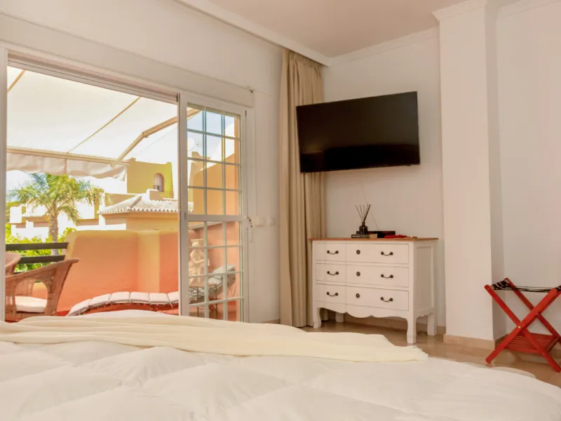 Situated in the prestigious Oasis de Nagüeles urbanization on Marbella's sought-after Golden Mile, this spacious 5-level townhouse offers a unique opportunity to create your ideal home in one of the best areas of the Costa del Sol.