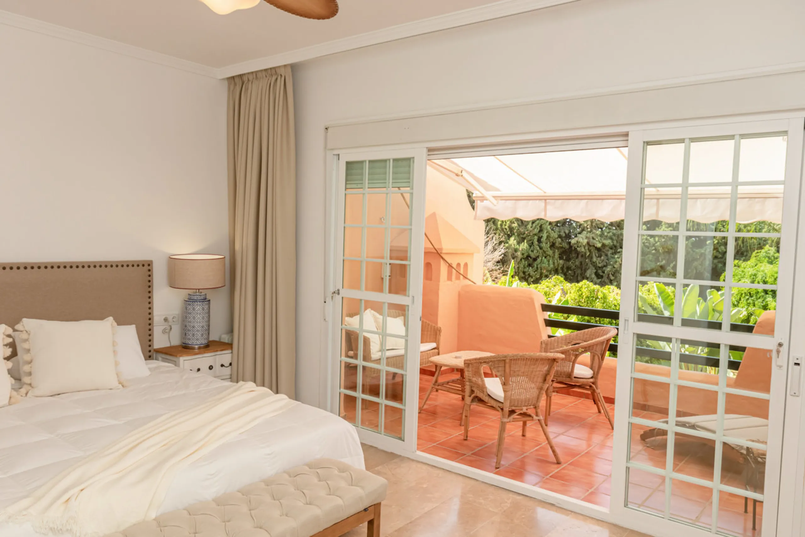 Situated in the prestigious Oasis de Nagüeles urbanization on Marbella's sought-after Golden Mile, this spacious 5-level townhouse offers a unique opportunity to create your ideal home in one of the best areas of the Costa del Sol.