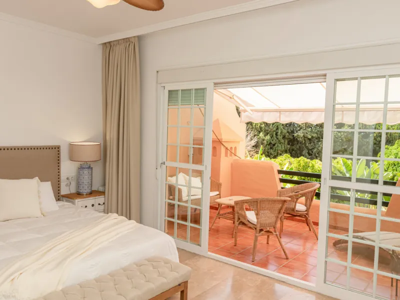 Situated in the prestigious Oasis de Nagüeles urbanization on Marbella's sought-after Golden Mile, this spacious 5-level townhouse offers a unique opportunity to create your ideal home in one of the best areas of the Costa del Sol.