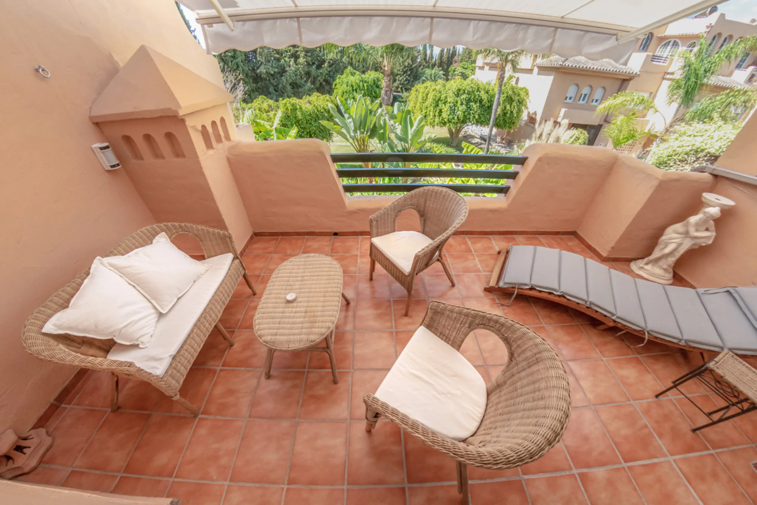 Situated in the prestigious Oasis de Nagüeles urbanization on Marbella's sought-after Golden Mile, this spacious 5-level townhouse offers a unique opportunity to create your ideal home in one of the best areas of the Costa del Sol.