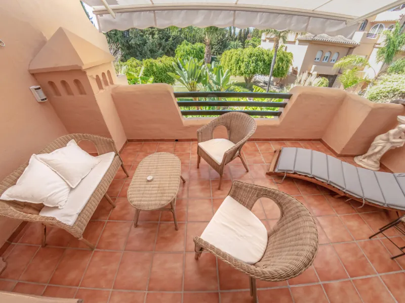 Situated in the prestigious Oasis de Nagüeles urbanization on Marbella's sought-after Golden Mile, this spacious 5-level townhouse offers a unique opportunity to create your ideal home in one of the best areas of the Costa del Sol.