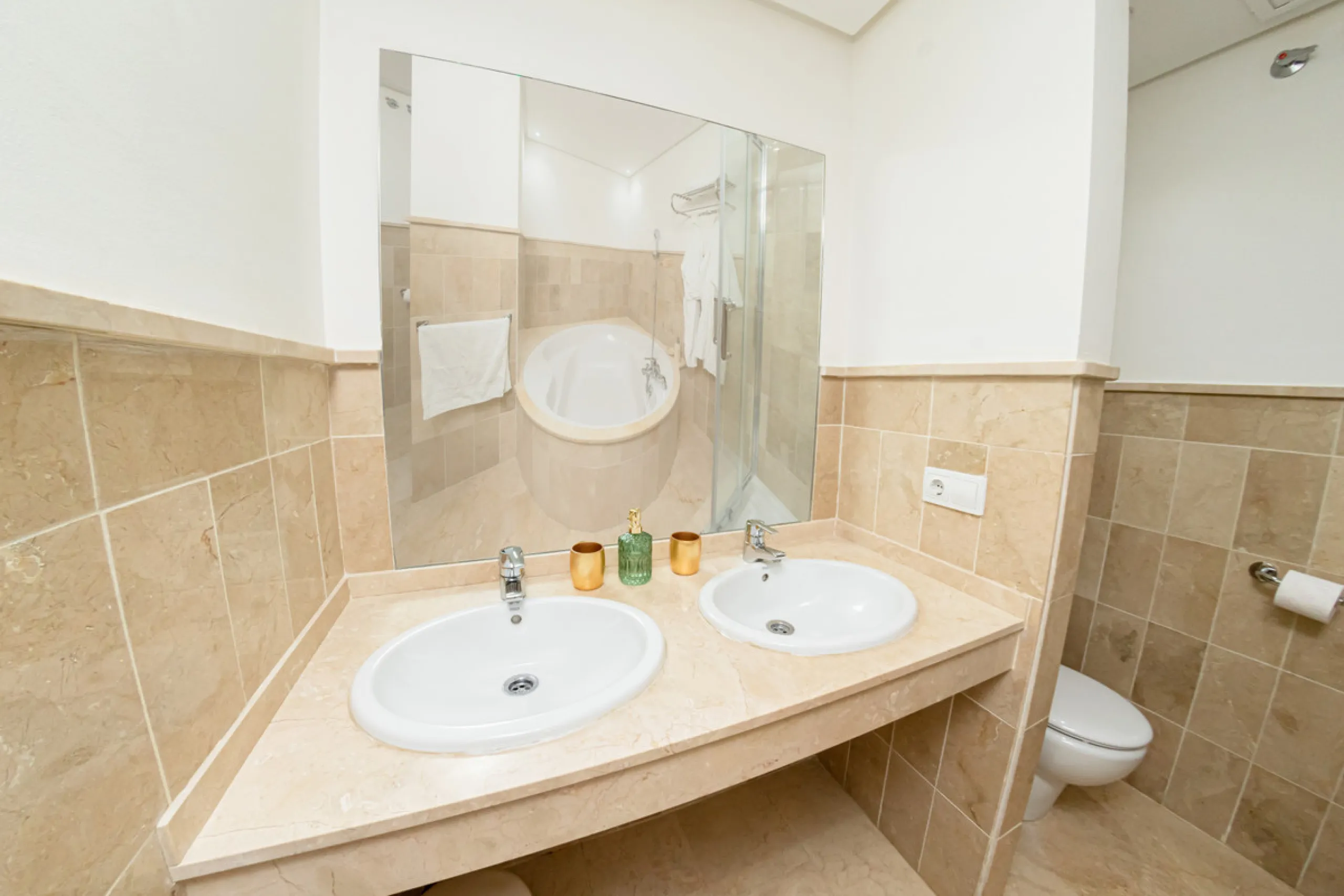 Situated in the prestigious Oasis de Nagüeles urbanization on Marbella's sought-after Golden Mile, this spacious 5-level townhouse offers a unique opportunity to create your ideal home in one of the best areas of the Costa del Sol.