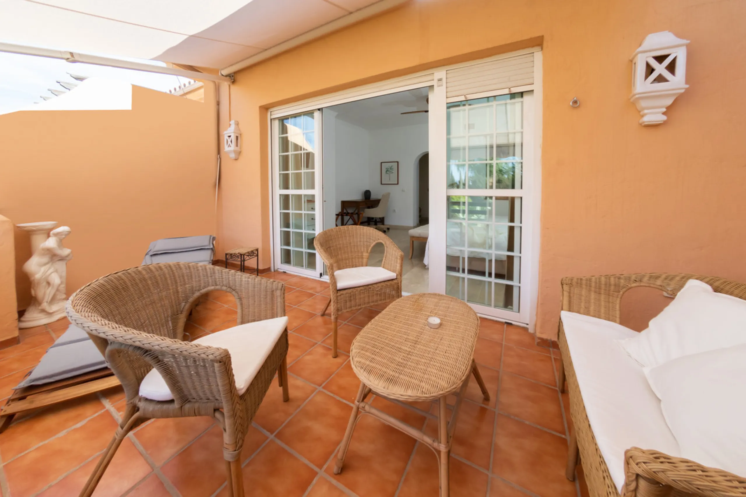 Situated in the prestigious Oasis de Nagüeles urbanization on Marbella's sought-after Golden Mile, this spacious 5-level townhouse offers a unique opportunity to create your ideal home in one of the best areas of the Costa del Sol.