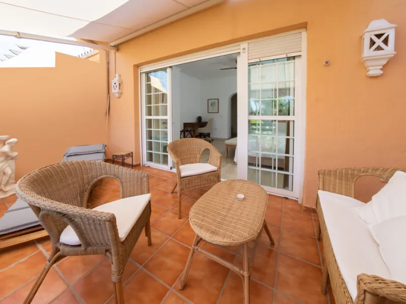Situated in the prestigious Oasis de Nagüeles urbanization on Marbella's sought-after Golden Mile, this spacious 5-level townhouse offers a unique opportunity to create your ideal home in one of the best areas of the Costa del Sol.